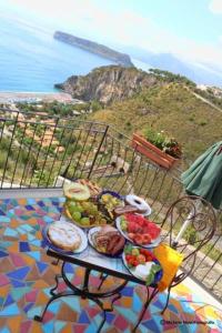 un vassoio di cibo su un tavolo sul balcone di La Casa di Ivana a San Nicola Arcella