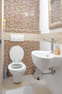La salle de bains est pourvue de toilettes et d'un lavabo. dans l'établissement Paradise View deluxe apartment, à Opatija