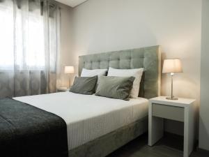 RS Porto Apartments tesisinde bir odada yatak veya yataklar