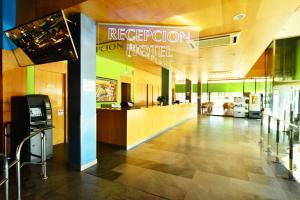 a lobby of a hospital with a reception in a building at Hotel Área Suco in Quintana del Puente