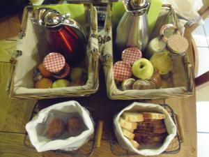 trois paniers de fruits et légumes sur une table dans l'établissement Chalet l'aubépine résidence B&B, à Bessans
