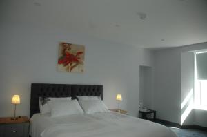 Tempat tidur dalam kamar di Maryfield House Hotel