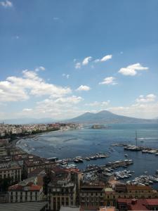 Blick auf eine Stadt mit Booten im Wasser in der Unterkunft Dimora Filangieri in Neapel
