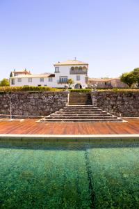 un edificio con escaleras y una piscina de agua en Boega Hotel, en Vila Nova de Cerveira