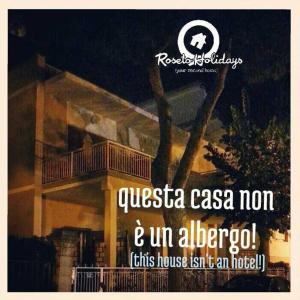 a sign that saysquesta casa non and unlez at roseto holidays in Roseto degli Abruzzi