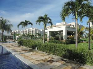 ein Resort mit Palmen und einem Swimmingpool in der Unterkunft Apartamento Waiwai Cumbuco in Cumbuco