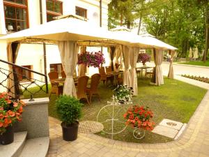 ナウェンチュフにあるWilla Filiks Restauracja & Pokojeの傘下のテーブルと椅子