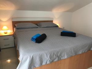 zwei Säcke auf einem Bett in einem Schlafzimmer in der Unterkunft Apartment Ivana in Punat