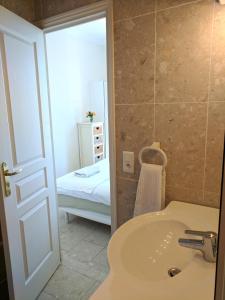 Et badeværelse på Citilet Louis Blanc 1,2,3 - Three gorgeous, open-plan apartments