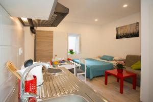 cocina y sala de estar con lavamanos y cama en Emperor's Chambers in Split, en Split