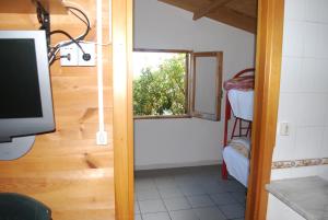 een kleine kamer met een raam en een stapelbed bij Camping Villaggio B&B Saline in Palinuro