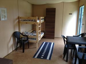 Posteľ alebo postele v izbe v ubytovaní Domki Letniskowe Vertigo Narie