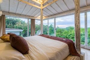 Säng eller sängar i ett rum på BoHo Hills Bali