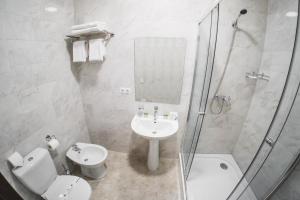 Koupelna v ubytování Potemkinn Hotel + 25 fotografií