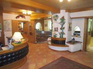 Lobbyn eller receptionsområdet på Hotel Alpina