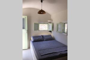Kama o mga kama sa kuwarto sa Cosy studio in Santorini