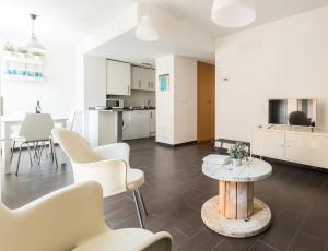 salon z białymi meblami i stołem w obiekcie 2 habitaciones Apartamento Temporada en Lucero w Madrycie