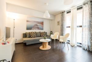 salon z kanapą i stołem w obiekcie 2 habitaciones Apartamento Temporada en Lucero w Madrycie