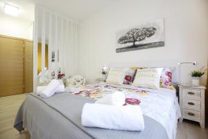 ein Schlafzimmer mit einem Bett mit zwei Handtüchern darauf in der Unterkunft A'marie Apartments SELF CHECK-IN in Zadar