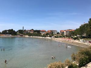un groupe de personnes dans l'eau d'une plage dans l'établissement Tortosa Blue, à Split
