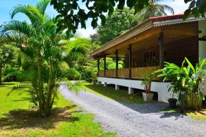 une maison avec un chemin en gravier à côté d'un bâtiment dans l'établissement Tamarind Lodge, à Mae Nam Beach
