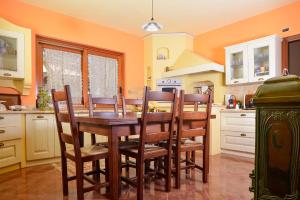 A kitchen or kitchenette at Villa nevada -20 min da Roma