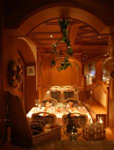 uma sala de jantar com uma mesa branca e cadeiras em Hotel Odenwaldblick em Rödermark