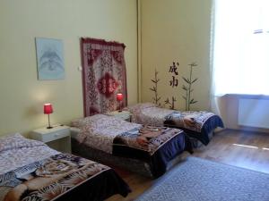pokój z 3 łóżkami w pokoju w obiekcie Pałac Jastrowiec w mieście Jastrowiec