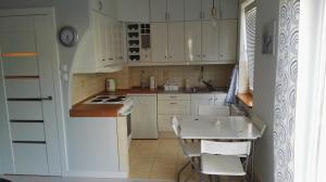 Kuchyňa alebo kuchynka v ubytovaní Apartament z balkonem przy Latarni 150m od morza