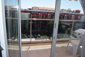 una ventana con vistas a un edificio en Admiral Plaza Apartments, en Sunny Beach