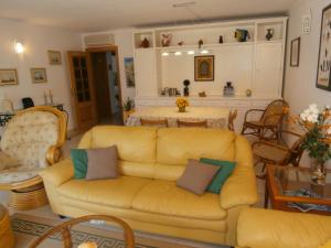ヴィラモウラにあるCasa Bouganvilleのリビングルーム(黄色のソファ、テーブル付)