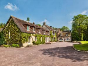 a large house with ivy on the side of it at L'Ile de Sees in Mac&eacute;