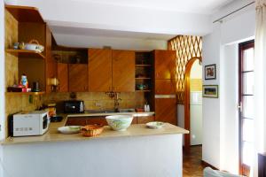 Una cocina con gabinetes de madera y encimera. en Villa Maria, en Mondello