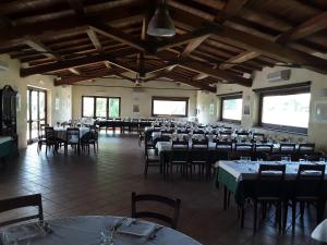 duża jadalnia ze stołami i krzesłami w obiekcie Agriturismo Monte dell'Olmo w mieście Trevignano Romano