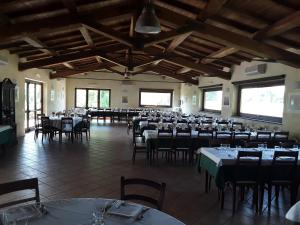 Reštaurácia alebo iné gastronomické zariadenie v ubytovaní Agriturismo Monte dell'Olmo