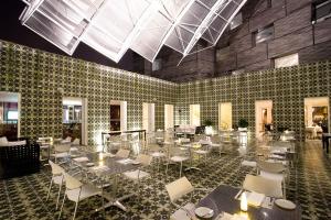restauracja ze stołami i białymi krzesłami w pokoju w obiekcie NM Lima Hotel w mieście Lima