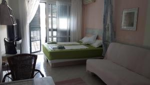 Un pat sau paturi într-o cameră la Apartments Paradiso