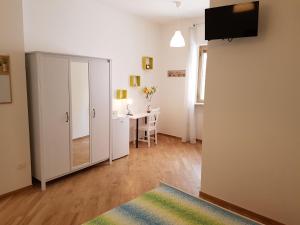 A television and/or entertainment centre at B&B Verdearancio