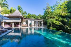A piscina localizada em BoHo Hills Bali ou nos arredores