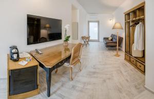- un salon avec un bureau et un canapé dans l'établissement Domus Maris Relais Boutique Hotel, à Sciacca