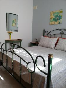 サン・ヴィート・ロ・カーポにあるOltremareのベッドルーム1室(テーブル付)