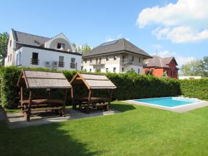 Bazén v ubytování MyFlat Siófok Beach Apartment nebo v jeho okolí