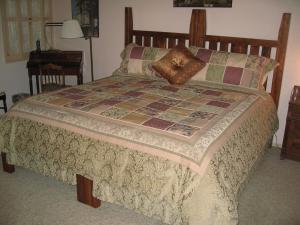sypialnia z łóżkiem z kołdrą w obiekcie Mon Ami Bed and Breakfast w mieście Tucson