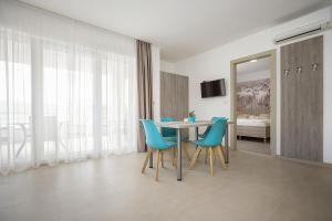 Μια τηλεόραση ή/και κέντρο ψυχαγωγίας στο Apartments Capic Marin