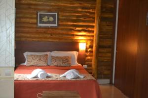 a bedroom with a bed with two towels on it at Mendoza Sol y Nieve in Potrerillos