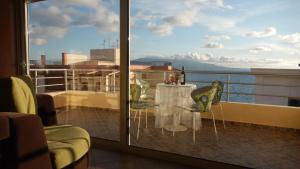 mit Blick auf einen Balkon mit einem Tisch und Stühlen in der Unterkunft Jelena's Luxury Apartments in Sarandë