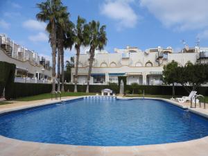 ein großer Pool vor einem großen Gebäude in der Unterkunft Casa Alegría in Playas de Orihuela