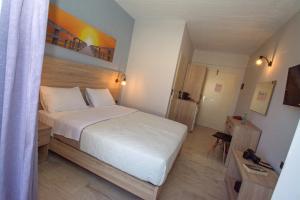 Una cama o camas en una habitación de Sirene Villas