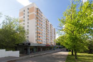 モスクワにあるLux Apartment Uralskayaの木立の高い白い建物