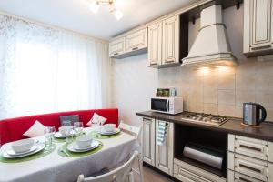 Kitchen o kitchenette sa Lux Apartment Uralskaya